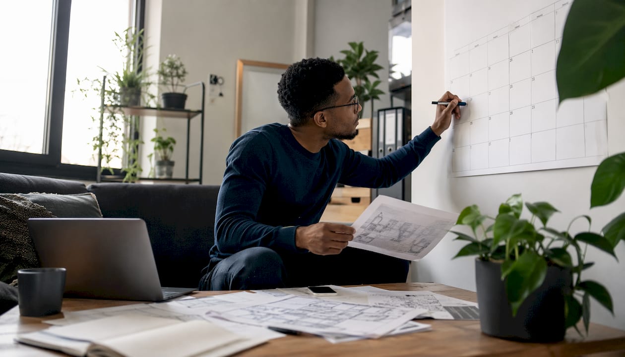 Un jeune homme organise la mise à jour de ses diagnostics immobiliers.