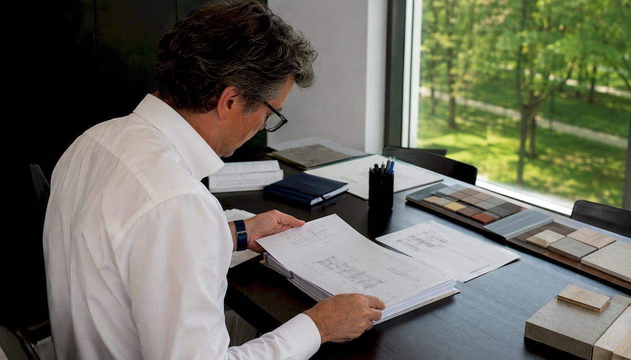Un architecte en train d’étudier les dossiers de demande de permis de construire