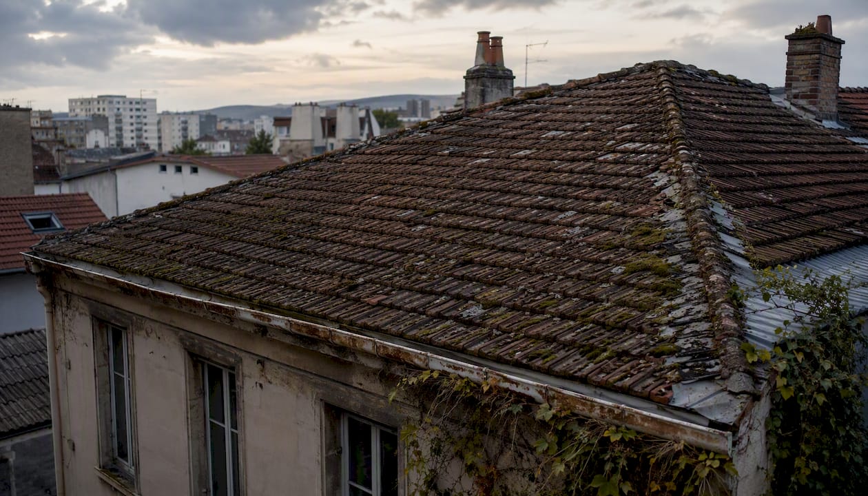 La toiture est en mauvais état et nécessite une intervention rapide.