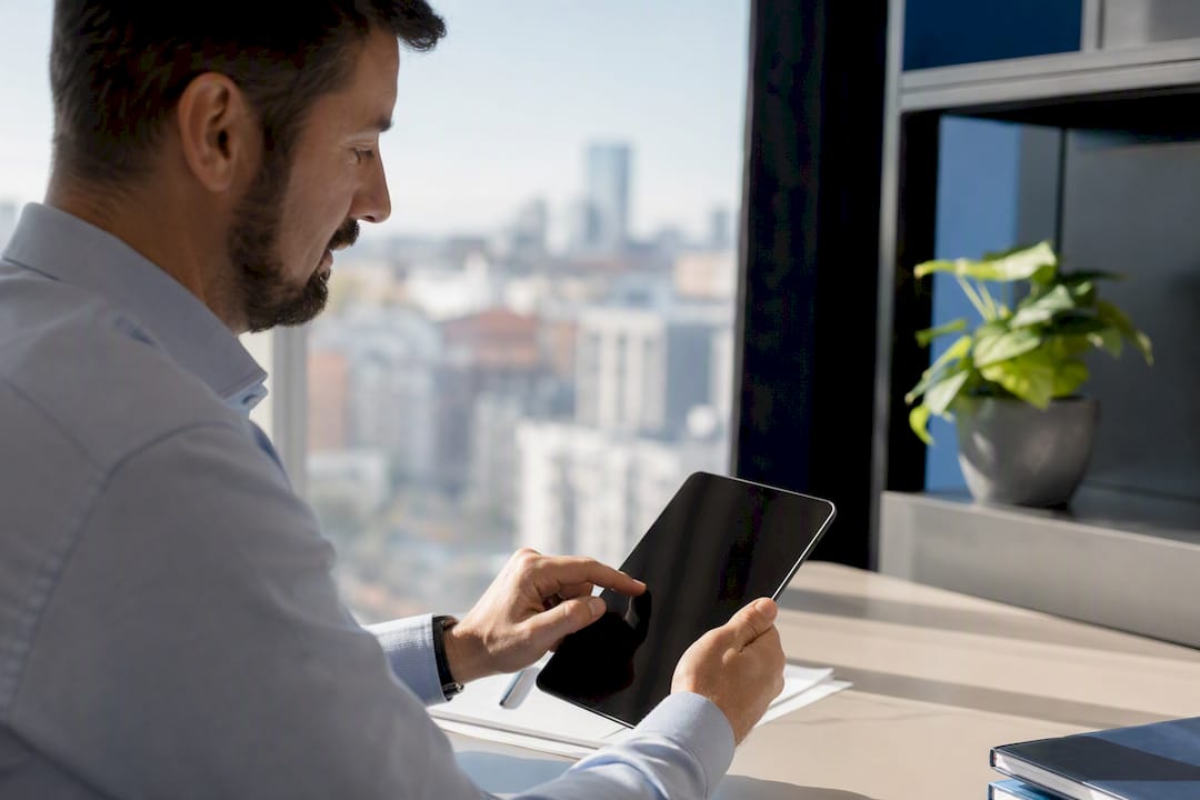 Technicien mettant à jour un document ERP sur tablette