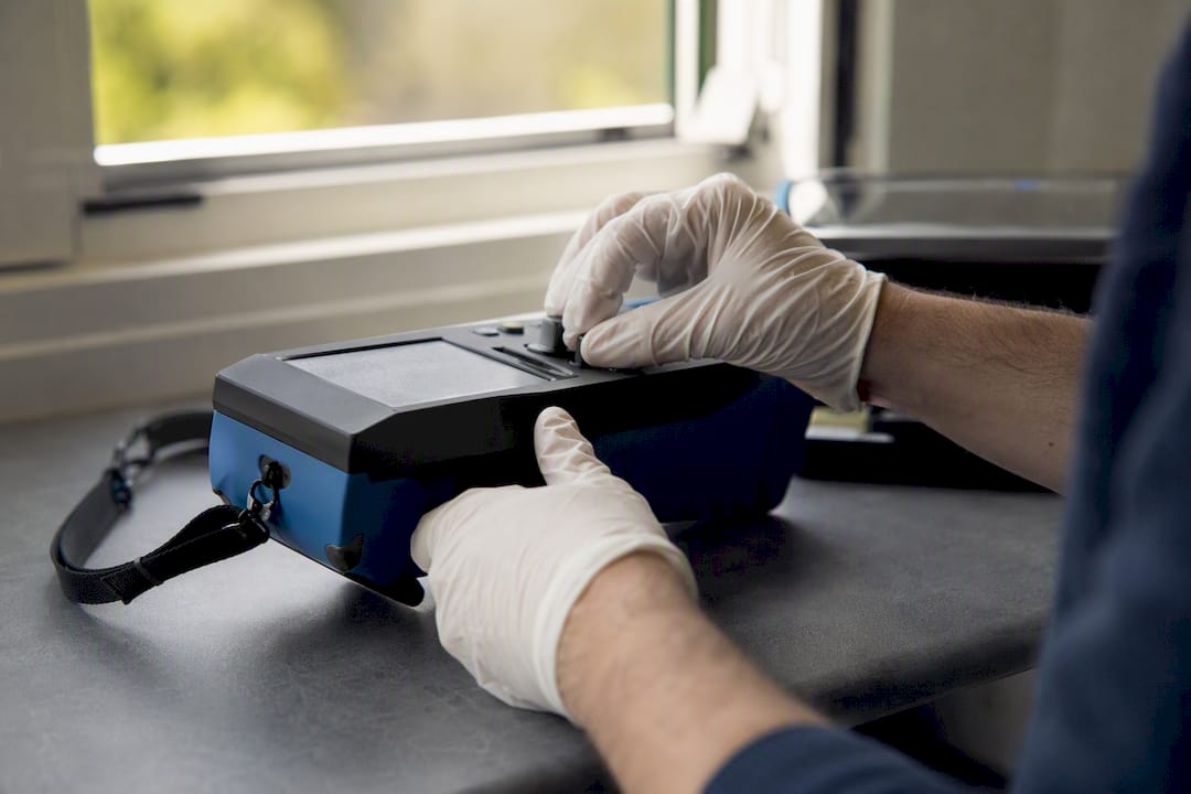 Mains ajustant un outil de diagnostic certifié