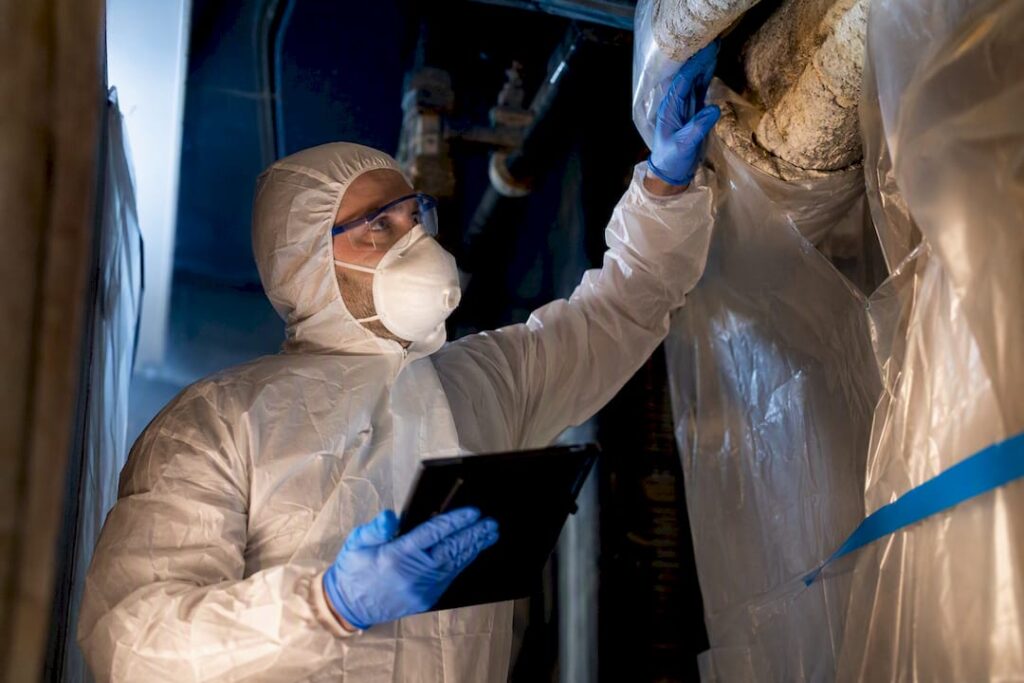 Isolation thermique existante inspectée avant les travaux