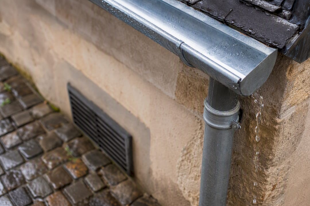 Gouttière et grille d'aération nettoyées