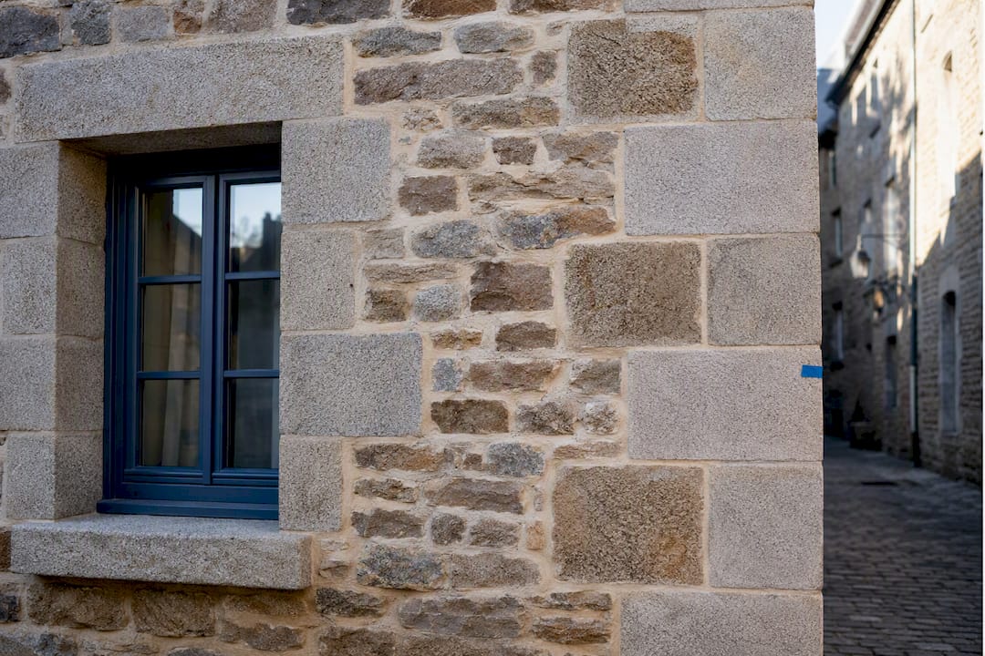Façade ancienne en pierres à Dinan