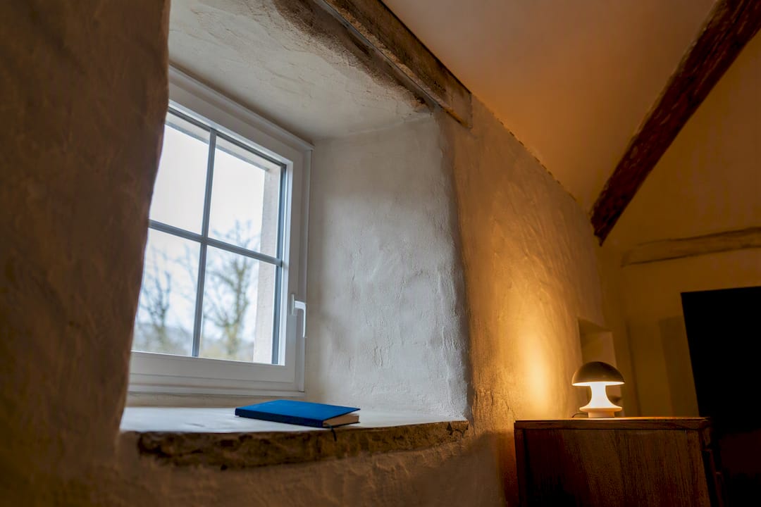 Intérieur d’une vieille maison aux murs épais