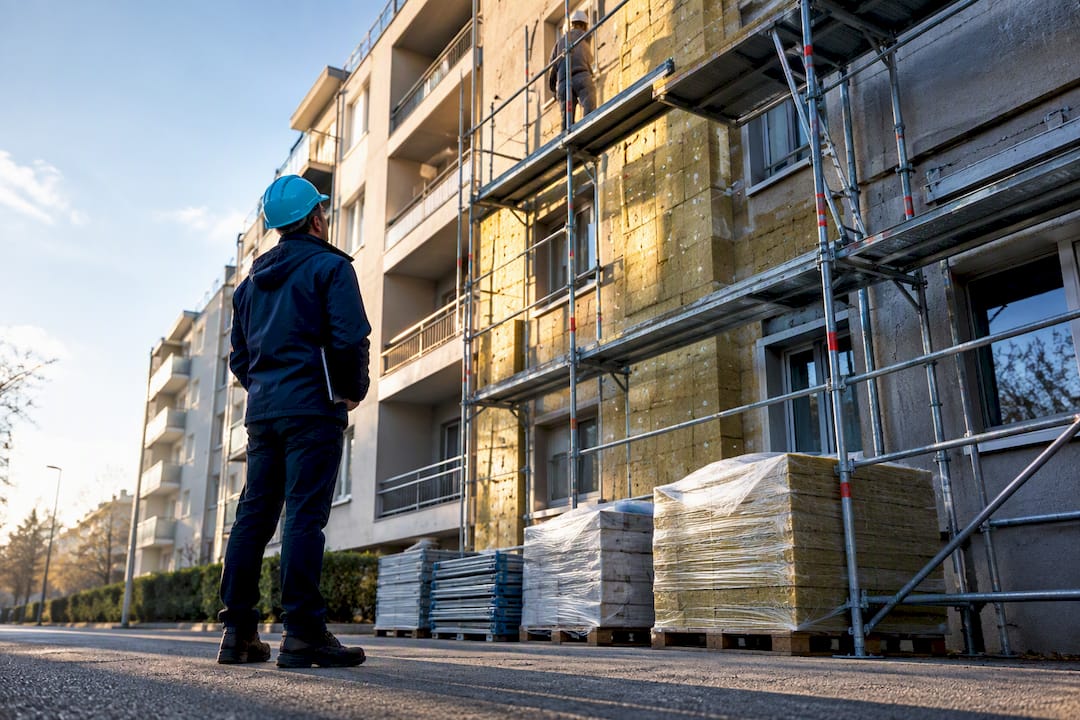Bâtiment en cours de rénovation énergétique avec échafaudage