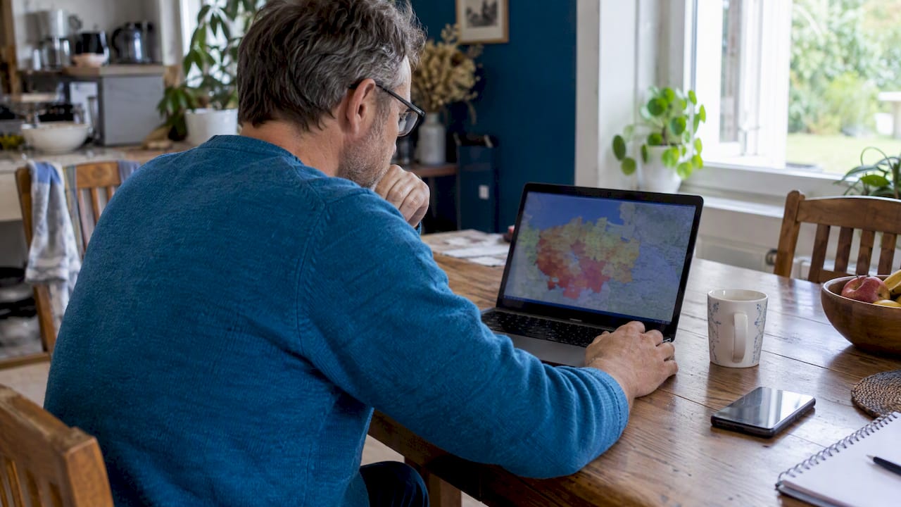 Propriétaire consultant une carte des risques liés au radon