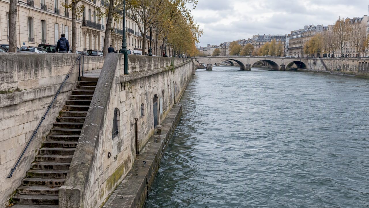 Quai parisien le long de la Seine, au pied des immeubles